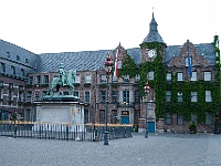 015  Das Rathaus mit dem Jan-Wellem-Reiterstandbild.