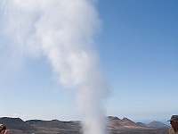 122-Nationalpark Timanfaya  In 6 Meter Tiefe sind es 400 Grad - der Wasserdampf schießt nach oben.