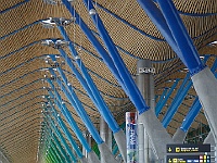 003  Der kilometerlange Terminal von Madrid-Barajas (unsere Ankunft war bei "rot" und der Weiterflug bei "blau"...)