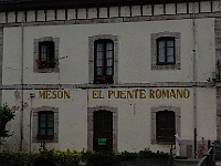 070  Am Ortseingang von Cangas überspannt eine charakteristische Brücke den Rio Sella - die Kneipe weist darauf hin.