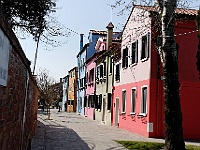 063  Auf der Insel Burano - bekannt durch seine bunt bemalten Häuser.